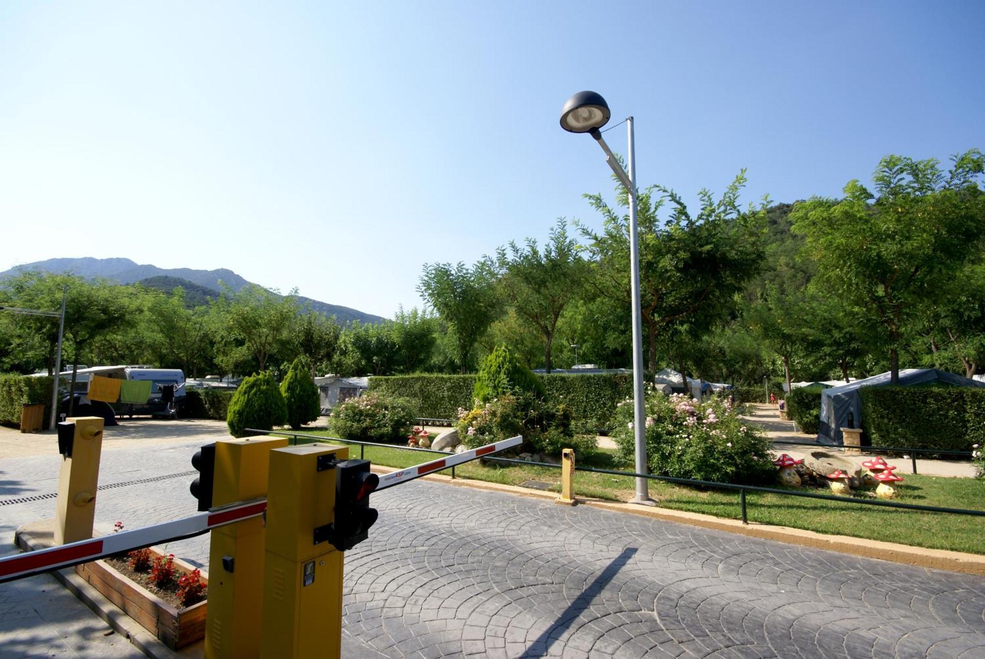 Отель Camping Bassegoda Park Albanya Экстерьер фото